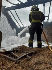 Los bomberos extinguen un incendio en una cabaña de San Felices de Buelna