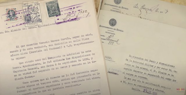 Imagen de documentos relacionados con la Guerra Civil exhibidos por el Ayuntamiento. 