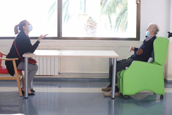 Un anciano residente charla con una familiar durante el primer día de visitas en la Residencia Centro Casaverde Navalcarnero desde que se cerró por el coronavirus. La  jornada coincide con el primer día de la Fase 2 de la desescalada, en la que se permi