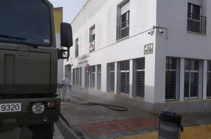 Militares desinfectan la residencia de Montijo.