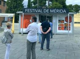 Espectadores con mascarilla hacen colas para comprar entradas del Festival de Mérida
