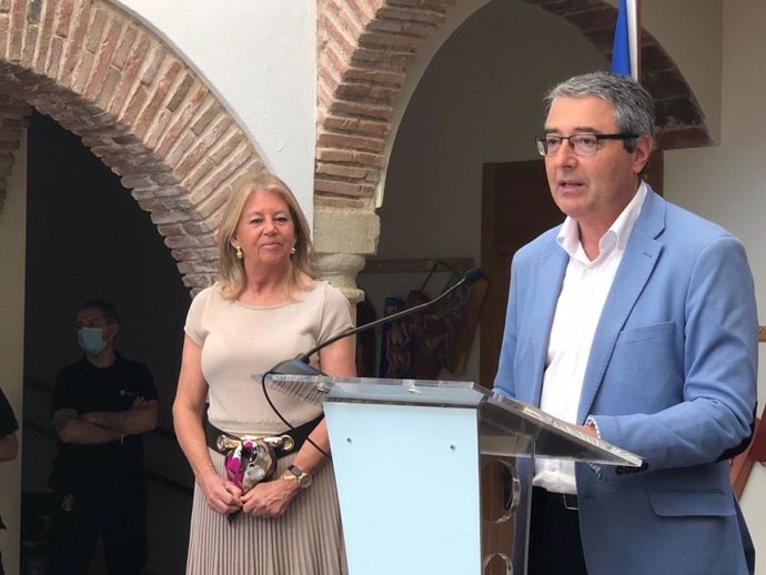 El presidente de la Diputación de Málaga y de Turismo Costa del Sol, Francisco Salado, junto a la alcaldesa de Marbella, Ángeles Muñoz.