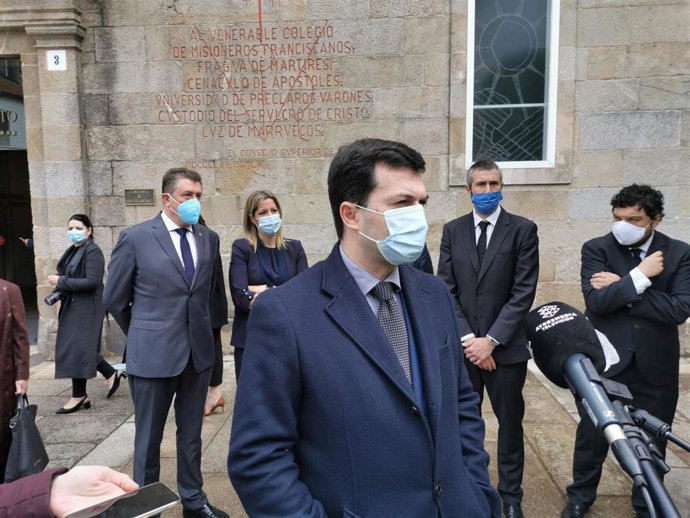 El secretario xeral del PSdeG, Gonzalo Caballero, en compañía de la alcaldesa de Lugo, Lara Méndez, y el presidente de la Fegamp, Alberto Varela, a las puertas del homenaje institucional en memoria de las víctimas de la COVID-19 en Galicia.