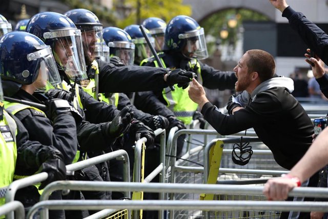 Un manifestante de ultraderecha se encara con un Policía en Londres