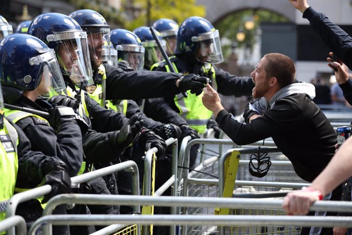 R.Unido.- Graves disturbios entre policías y manifestantes de ultraderecha contr