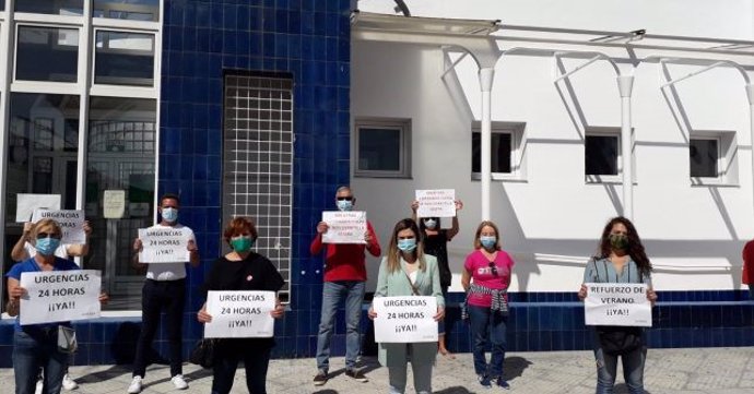 La diputada autonómica del PSOE, María Márquez, este sábado en apoyo a la protesta vecinal por el cierre del Centro de Salud de Mazagón (Huelva). 