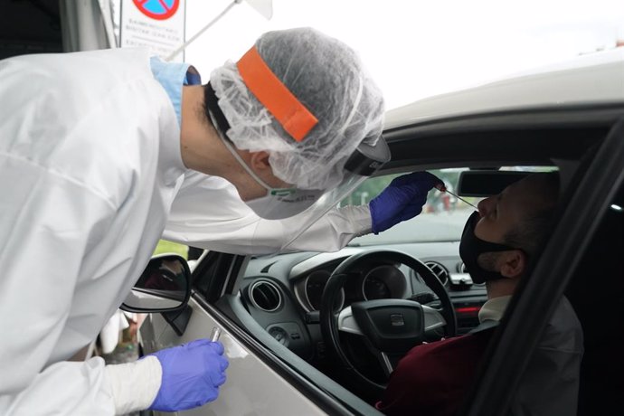 Un treballador sanitari li realitza un test des d'un vehicle a un home, a la zona habilitada a l'Hospital de Basurto a Bilbao, on la consellera de Salut d'Euskadi, Nekane Murga, va confirmar ahir que es van detectar deu positius en COVID-19, vuit de 