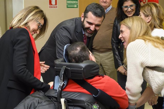 Alcalde de Almería con una persona con discapacidad