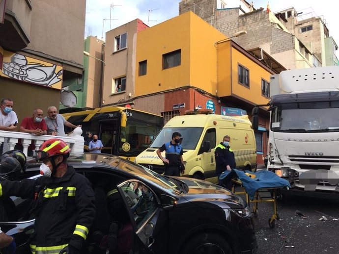 Imagen del siniestro ocurrido en la calle Tormento, en Las Palmas de Gran Canaria, donde un turismo chocó contra un camión