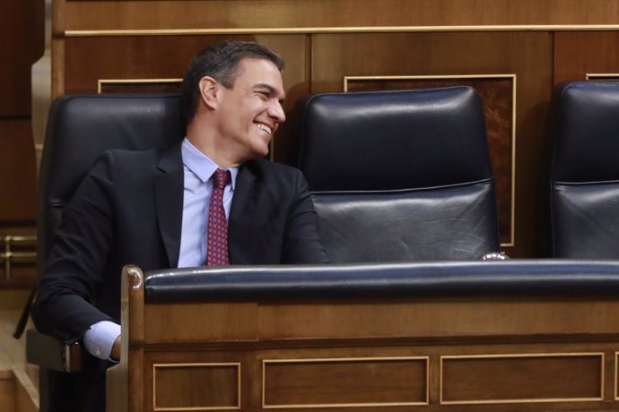 El president del Govern, Pedro Sánchez, somriu des de l'hemicicle en el Ple del Congrés dels Diputats 