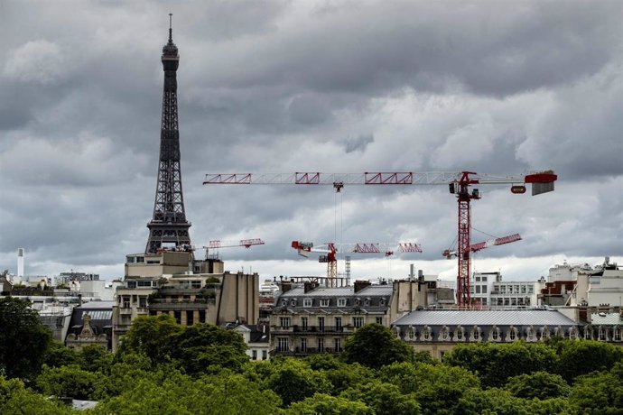 La Torre Eiffel de París junto a unas grúas