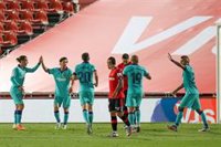 El Barça vuela alto en Mallorca y reta al Madrid