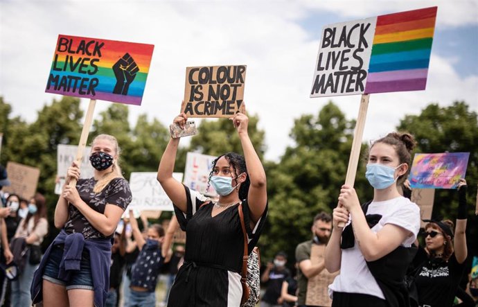 Imagen de varias personas concetrándose contra el racismoen Stuttgart. 