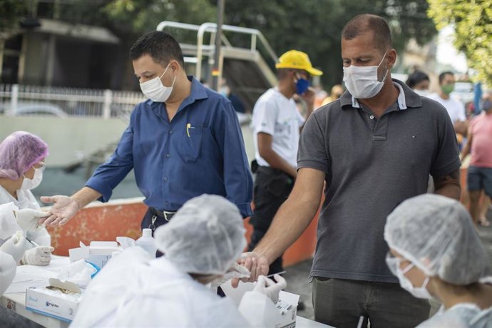 Imagen de varias personas en una prueba de diagnóstico del coronavirus en Río de Janeiro (Brasil). 