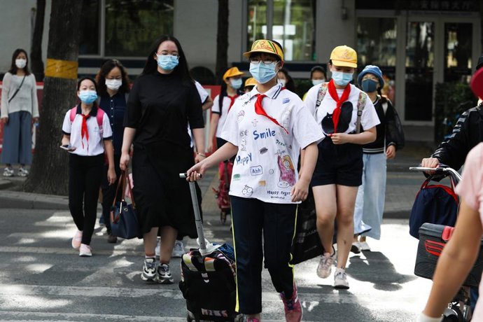 Unos estudiantes vuelven a sus clases en China pese al coronavirus. 