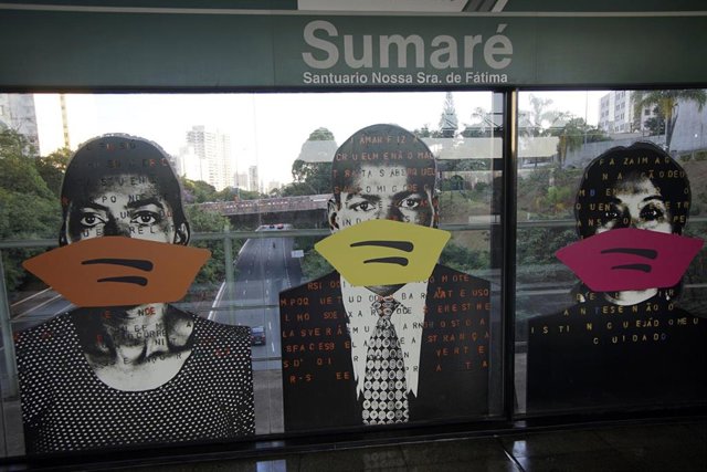 Un mural en una estación de metro de Sao Paulo del artista Alex Flemming alerta del uso de la mascarilla. 