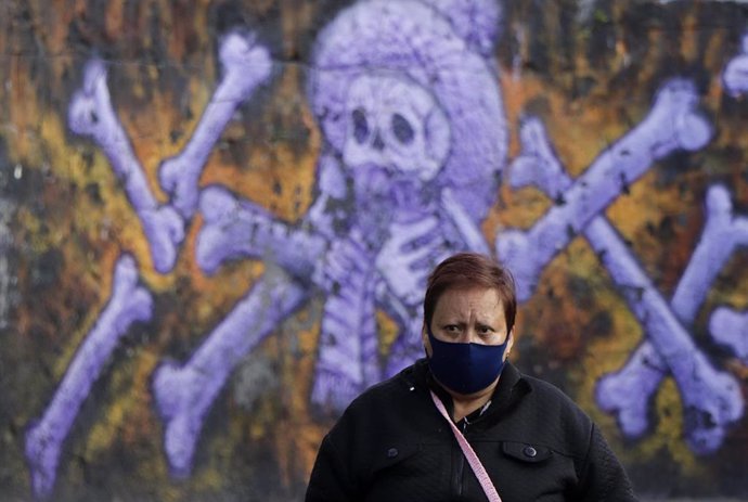 Imagen de una mujer con mascarilla en México por el coronavirus. 