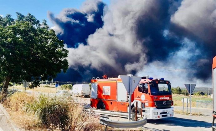 Incendio en una fábrica de neumáticos de Espeluy