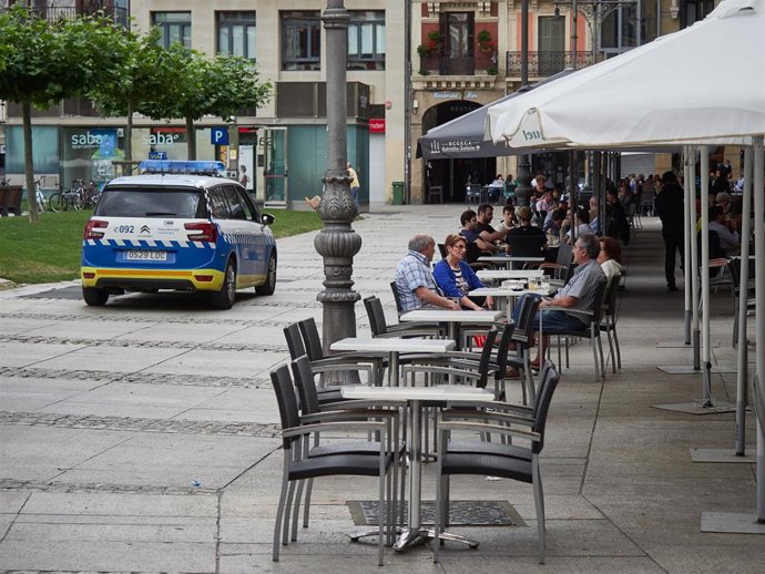 Policía Municipal de Pamplona controla el cumplimiento de las normas sanitarias de la fase 2 en las terrazas del centro de Pamplona en las jornadas previas a la entrada en la fase 3 de la desescalada en Pamplona, Navarra, España, a 6 de junio de 2020.
