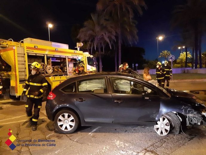 Imagen del vehículo que ha volcado esta madrugada en la Avenida Álvaro Domecq de Jerez de la Frontera (Cádiz). 