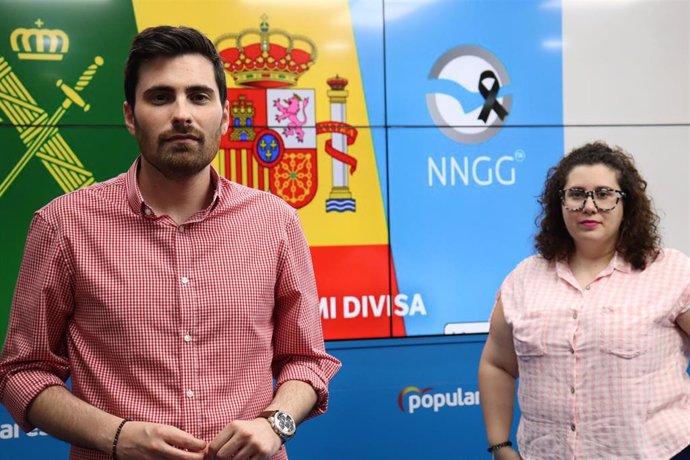 El líder de NNGGRM, Francisco José García, junto a la secretaria general de la formación juvenil, Carmen María Fernández