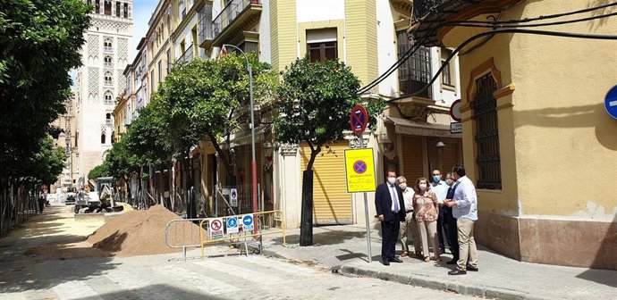 El delegado del Distrito Casco Antiguo, Juan Carlos Cabrera, visita las obras en calle Abades