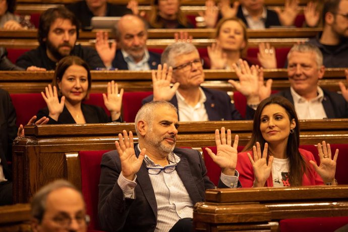 Els diputats de Ciudadanos, entre ells Lorena Roldán i Carlos Carrizosa, aixequen les mans durant el ple extraordinari en el Parlament de Catalunya després de la decisió de la Junta Electoral a 4 de gener de 2020