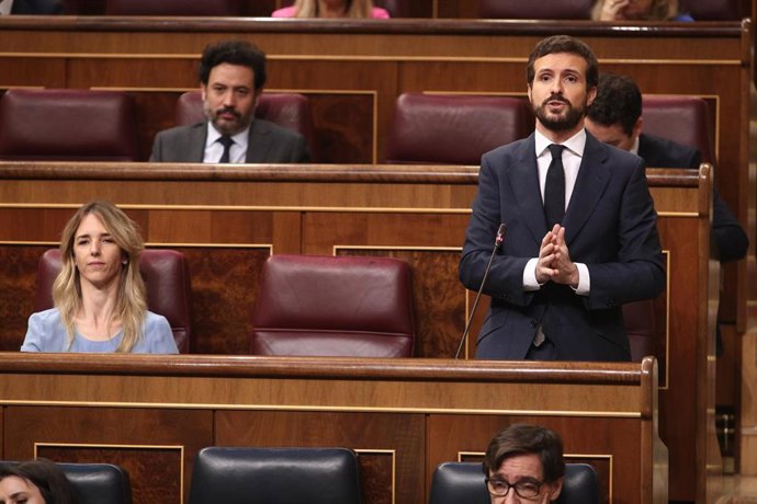 El presidente del PP, Pablo Casado, durante su intervención en el Pleno del Congreso de los Diputados donde ha preguntado al Gobierno "si considera que de esta crisis sanitaria hemos salido más fuertes los españoles", durante la sesión de control al Gob