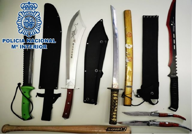 Nota De Prensa Y Fotos "La Policía Nacional Detiene En Un Control Policial A Seis Hombres Por Tenencia Ilícita De Armas En Marbella (Málaga) "