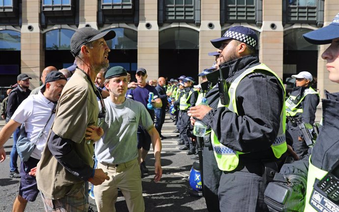 R.Unido.- Arrestado un manifestante por orinar al lado del memorial del agente f