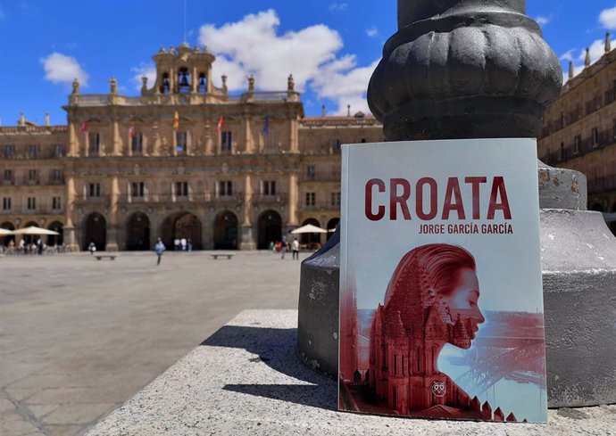 Foto promocional de la nueva novela en la Plaza Mayor de Salamanca.