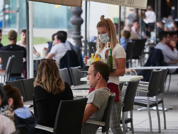 Una trabajadora atiende a los clientes de una terraza en la famosa Plaza del Castillo en las jornadas previas a la entrada en la fase 3 de la desescalada en Pamplona, Navarra, España, a 6 de junio de 2020.