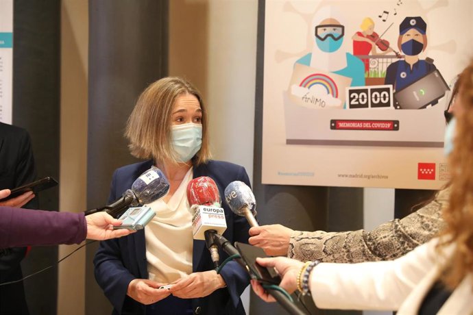 La consejera de Cultura y Turismo de la Comunidad de Madrid, Marta Rivera de la Cruz, responde a la prensa durante su visita al Archivo Regional de la Comunidad.