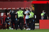 LaLiga anuncia "acciones penales" contra el espontáneo que saltó al campo durante el Mallorca-Barça
