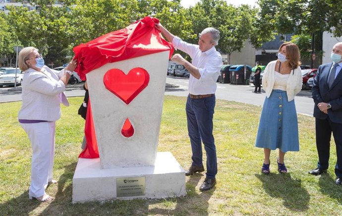 El alcalde de Zaragoza, Jorge Azcón, y la presidenta de la Asociación Donantes de Sangre, Mari Carmen González, descubren el homenaje a los donantes