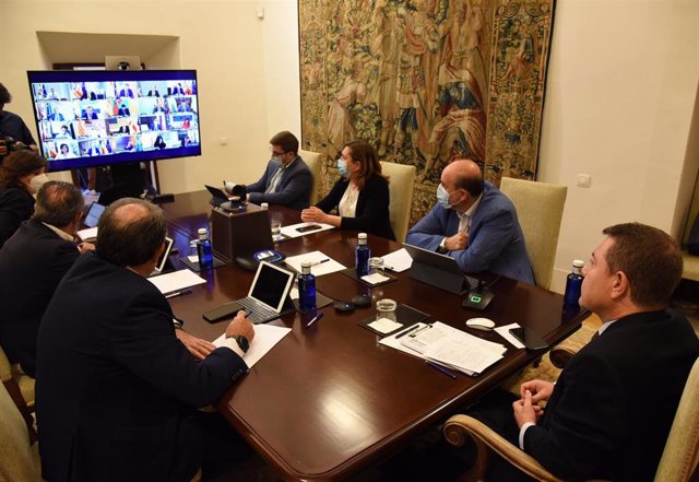 El presidente de C-LM, en la videoconferencia con el presidente del Gobierno, Pedro Sánchez, y el resto de CCAA.