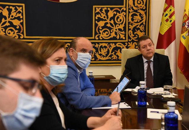 El presidente de C-LM (d) en la videoconferencia con el presidente del Gobierno, Pedro Sánchez, y las CCAA.