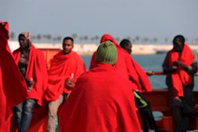 Imagen de archivo de inmigrantes atendidos tras llegar en una embarcación a costas andaluzas. 
