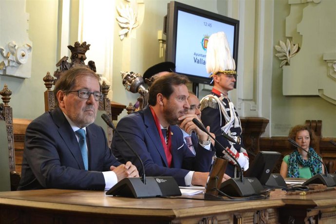 Óscar Puente, investido como alcalde de Valladolid por segundo mandato gracias al apoyo de los concejales de VTLP