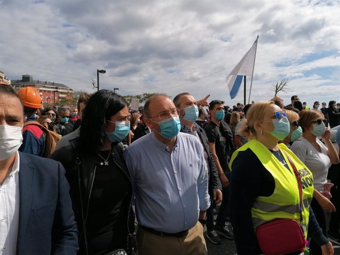 La presidenta del PP de la provincia de Lugo, Elena Candia, y el secretario general del PPdeG, Miguel Tellado, en la concentración  convocada en Foz (Lugo) por los trabajadores de la planta de Alcoa San Cibrao.