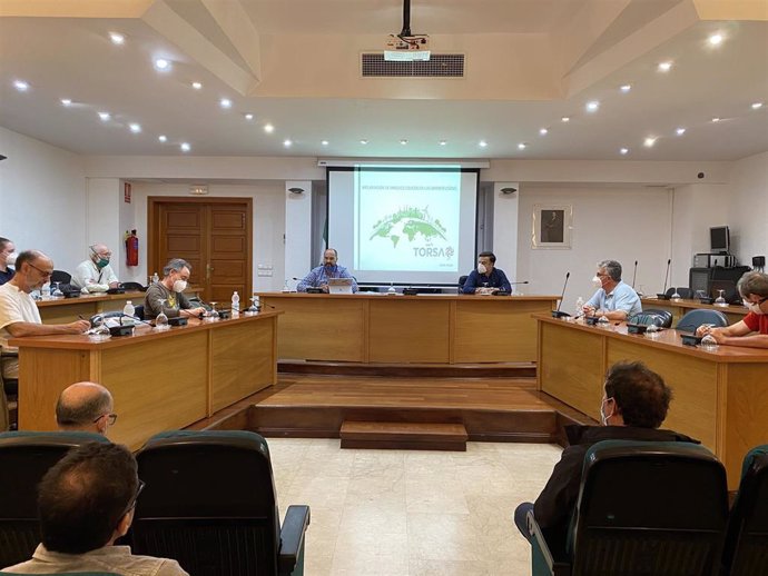 Imagen de la presentación en el Ayuntamiento de Los Barrios (Cádiz) de un proyecto de un nuevo parque eólico. 