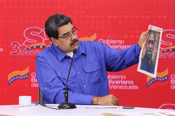 El presidente de Venezuela, Nicolás Maduro, con una fotografía de George Floyd