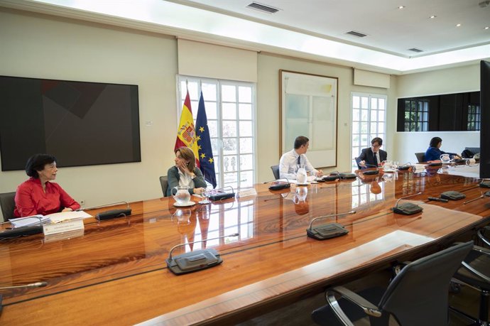 El presidente del Gobierno, Pedro Sánchez, se reúne con los presidentes autonómicos por videoconferencia, en Madrid (España) a 14 de junio de 2020. Le acompañan la ministra de Educación y Formación Profesional, Isabel Celaá (i1); la ministra para la Tra