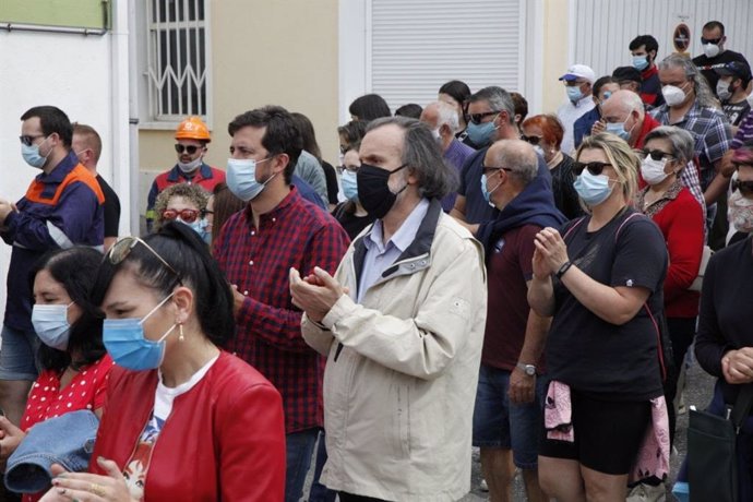 El candidato de Galicia en Común-Anova Mareas, Antón Gómez-Reino, y el cabeza de lista al 12J por Lugo, Miguel Anxo Fernán Vello, en la concentración contra el cierre de Alcoa San Cibrao en Foz (Lugo).