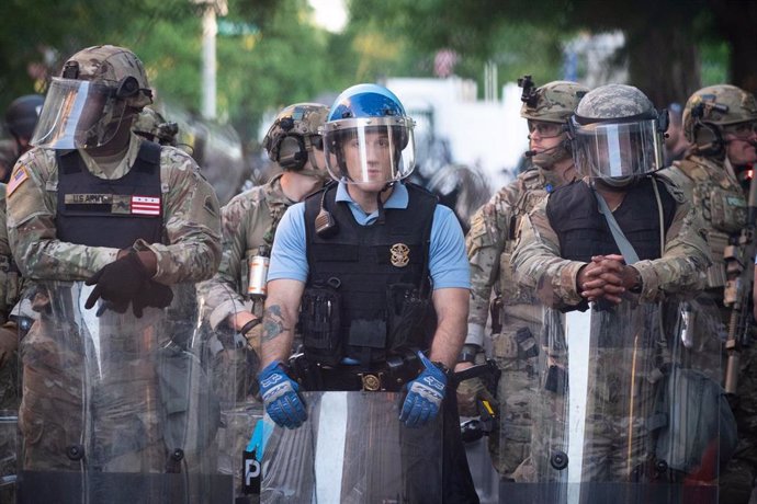 Efectivos de la Guardia Nacional y antidisturbios en Washington