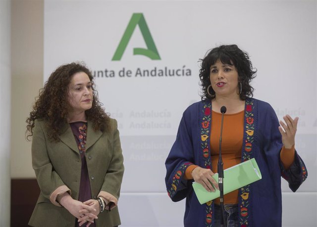 La presidenta del grupo parlamentario Adelante Andalucía, Teresa Rodríguez (d), junto a la portavoz del grupo, Inmaculada Nieto (i), en una foto de archivo.