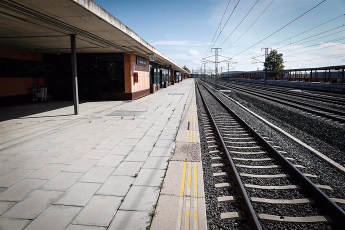 El andén de la estación de trenes Guadalajara-Yebes de AVE se encuentra totalmente desierta durante el Estado de Alarma decretado por el Gobierno de España como consecuencia del coronavirus COVID-19.