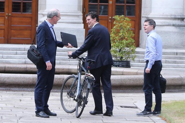 El ministro de Asuntos Exteriores de Irlanda, Simon Coveney (izqda); el líder del Partido Verde, Eamon Ryan (c); y el ministro de Finanzas y Gasto Público y Reforma, Paschal Donohoe (dcha).