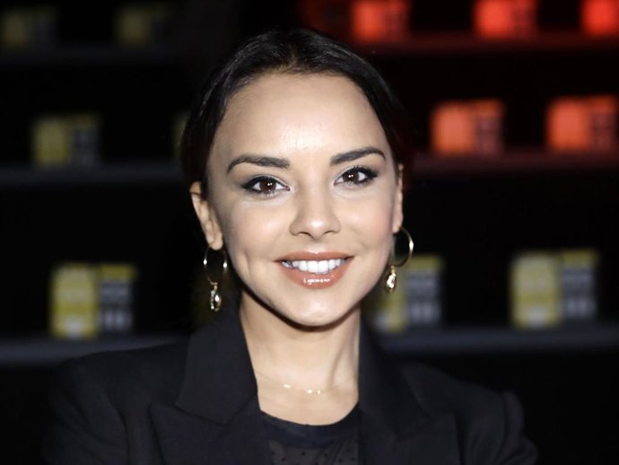 Chenoa, sonriente en el desfile de Hannibal Laguna, diseñador de su traje de novia