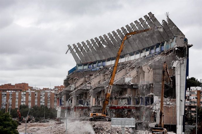 Una demoledora derriba la última pared del estado Vicente Calderón, ubicado cerca de edificios habitados por vecinos de la zona de Madrid Río.